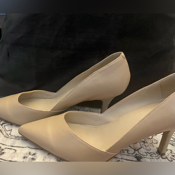 Marc Fisher Pumps/Heels - Picture 1 of 3